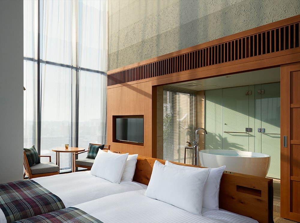 パノラマスイート（角部屋、11階/13階） 客室3 | ホテル ストレータ 那覇