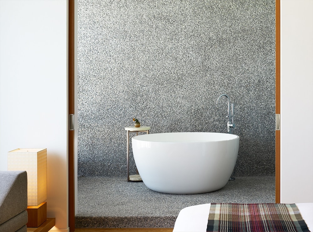 エグゼクティブスイート（14階、ソファベッド2台付） バスルーム1 | ホテル ストレータ 那覇