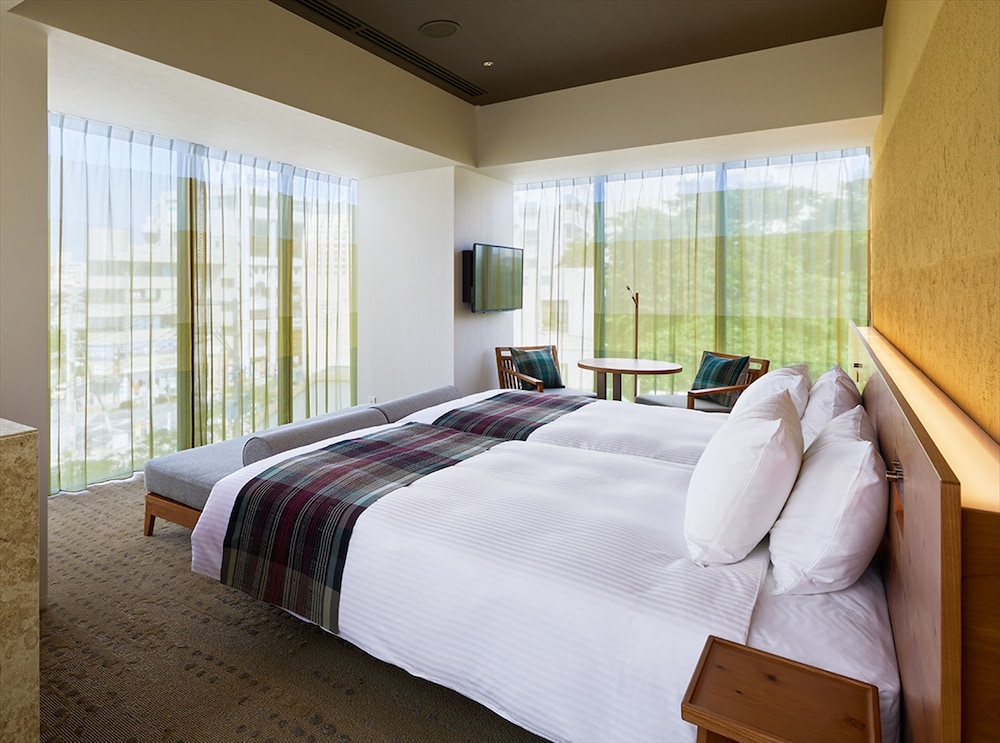 プレミアムコーナーツイン（角部屋、ソファベッド付） 客室0 | ホテル ストレータ 那覇