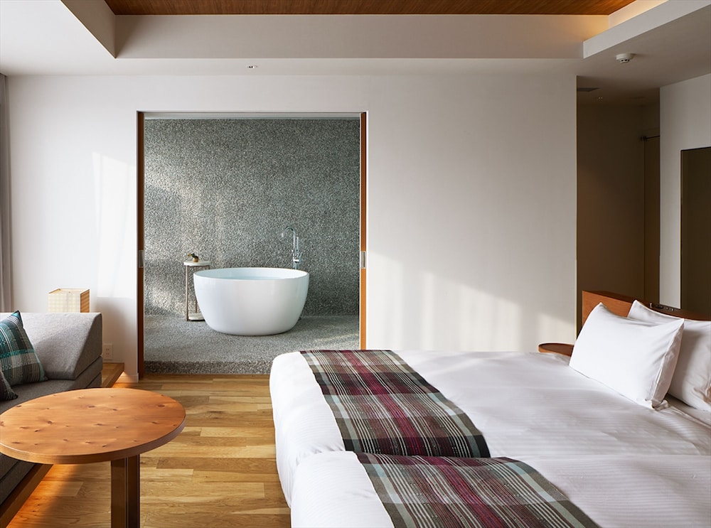 エグゼクティブスイート（14階、ソファベッド2台付） 客室1 | ホテル ストレータ 那覇