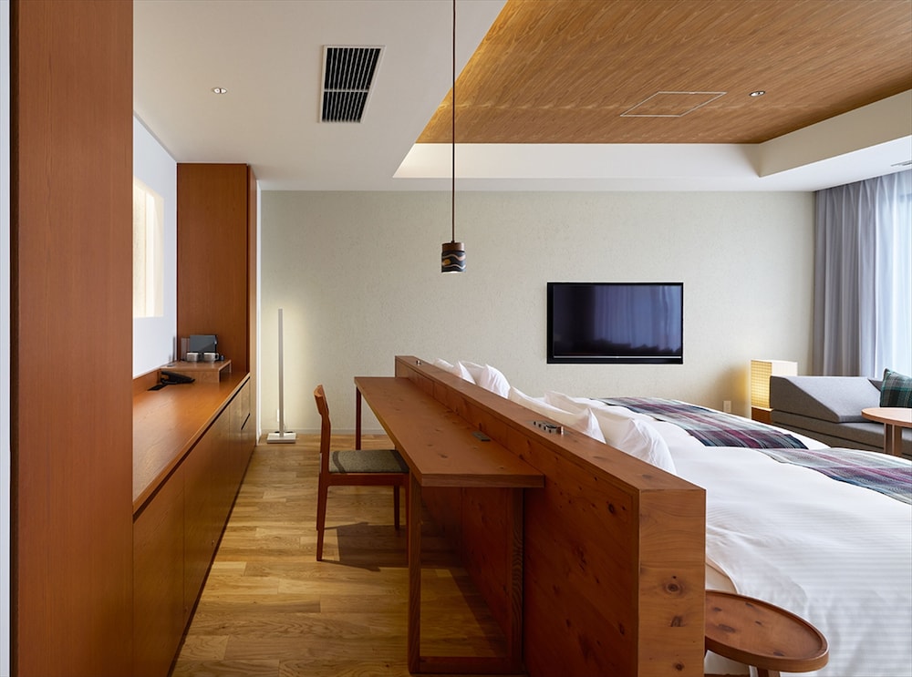 エグゼクティブスイート（14階、ソファベッド2台付） 客室2 | ホテル ストレータ 那覇