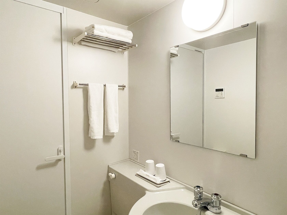 スーペリア ツインルーム 禁煙 バスルーム1 | CHECK inn 大阪新今宮