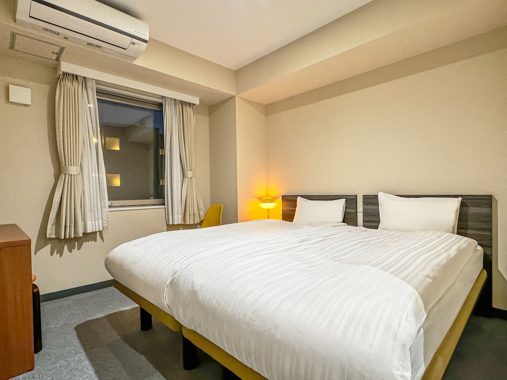 クラシック ダブルルーム クイーンベッド 1 台 シティビュー | CHECK inn 大阪新今宮