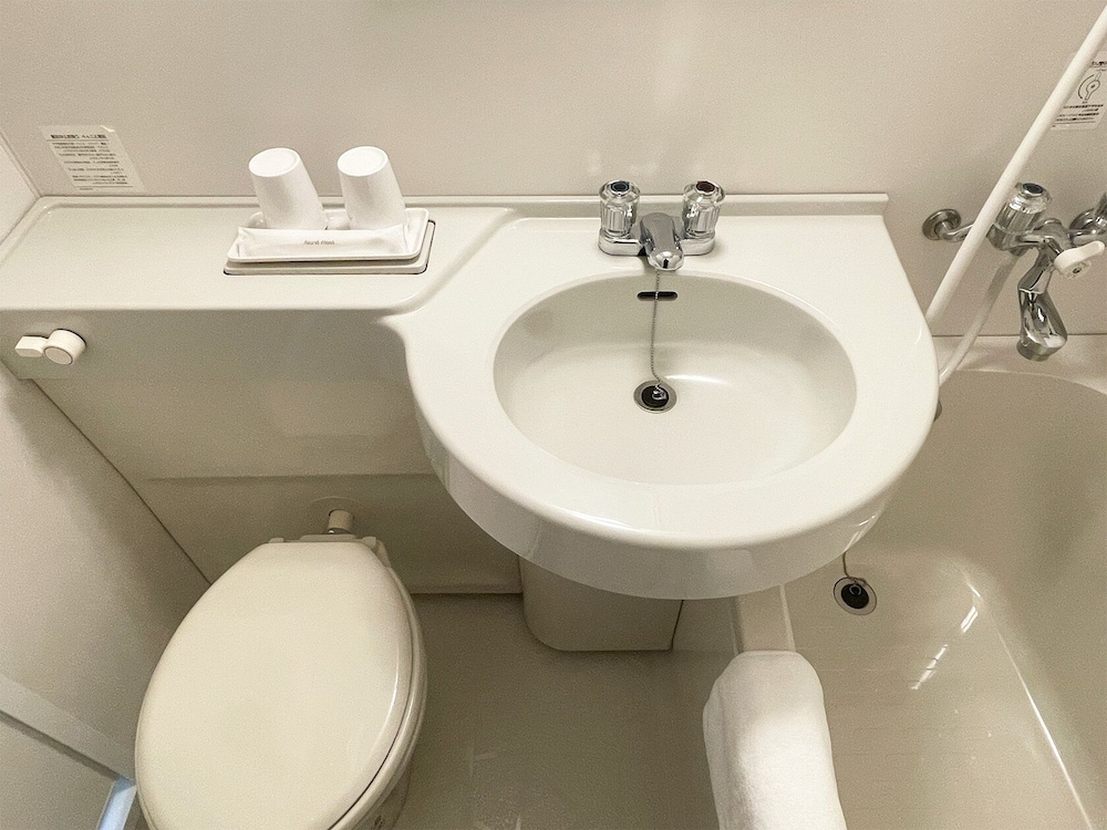 スーペリア ツインルーム 禁煙 バスルーム2 | CHECK inn 大阪新今宮