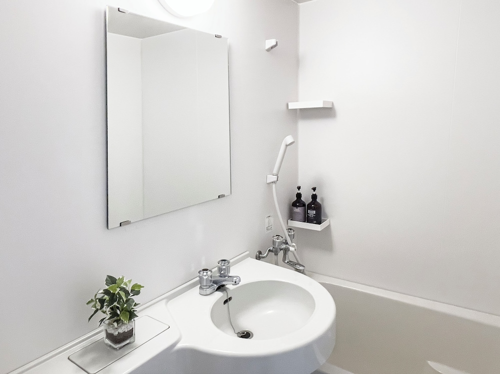 スタンダード ツインルーム 禁煙 バスルーム0 | CHECK inn 大阪新今宮