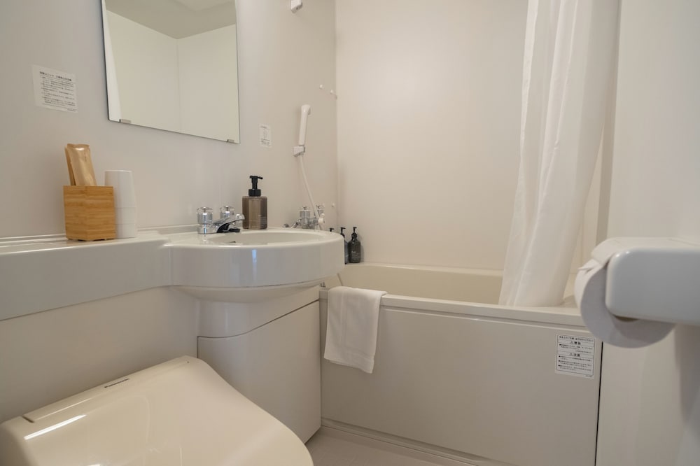 リファインツイン·トリプル (禁煙) バスルーム0 | Wayfarer Hotel Kyoto Shijo