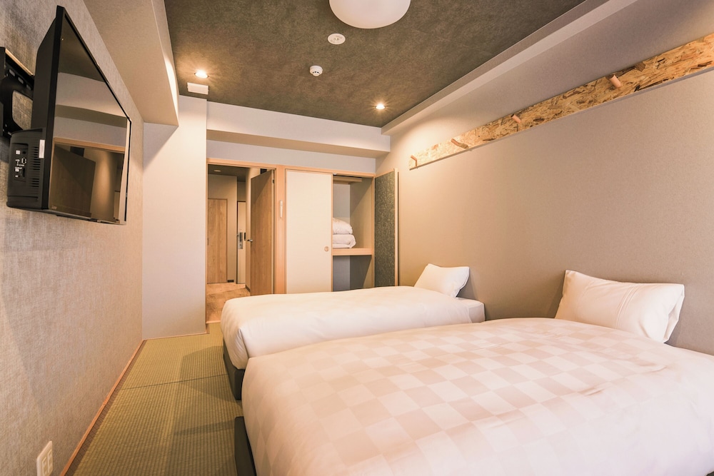 エッセンシャル和洋室ツイン / トリプル (禁煙) | Wayfarer Hotel Kyoto Shijo