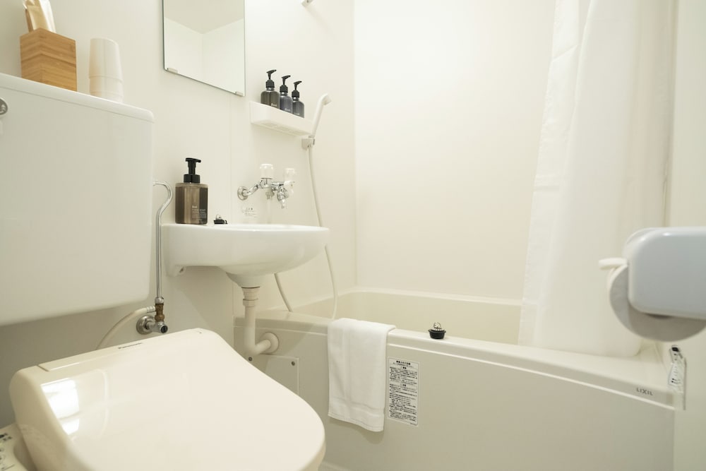 エッセンシャル和洋室ツイン / トリプル (禁煙) バスルーム0 | Wayfarer Hotel Kyoto Shijo