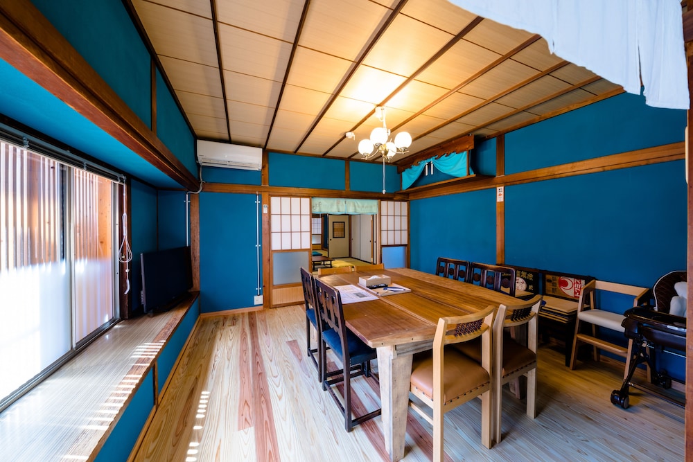 アパートメント 4 ベッドルーム 客室内のダイニングエリア1 | 富士山金魚