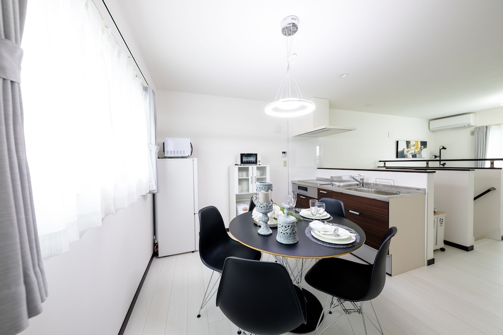 ヴィラ 3 ベッドルーム 客室内のダイニングエリア5 | エラーブル Mt.Fuji "風"