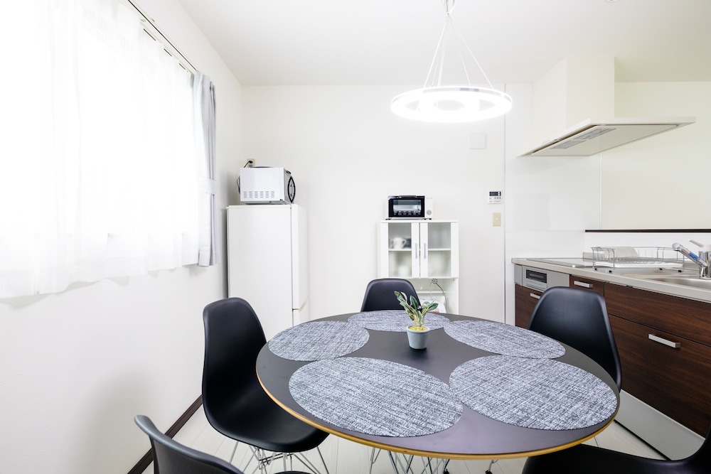 ヴィラ 3 ベッドルーム 客室内のダイニングエリア9 | エラーブル Mt.Fuji "風"