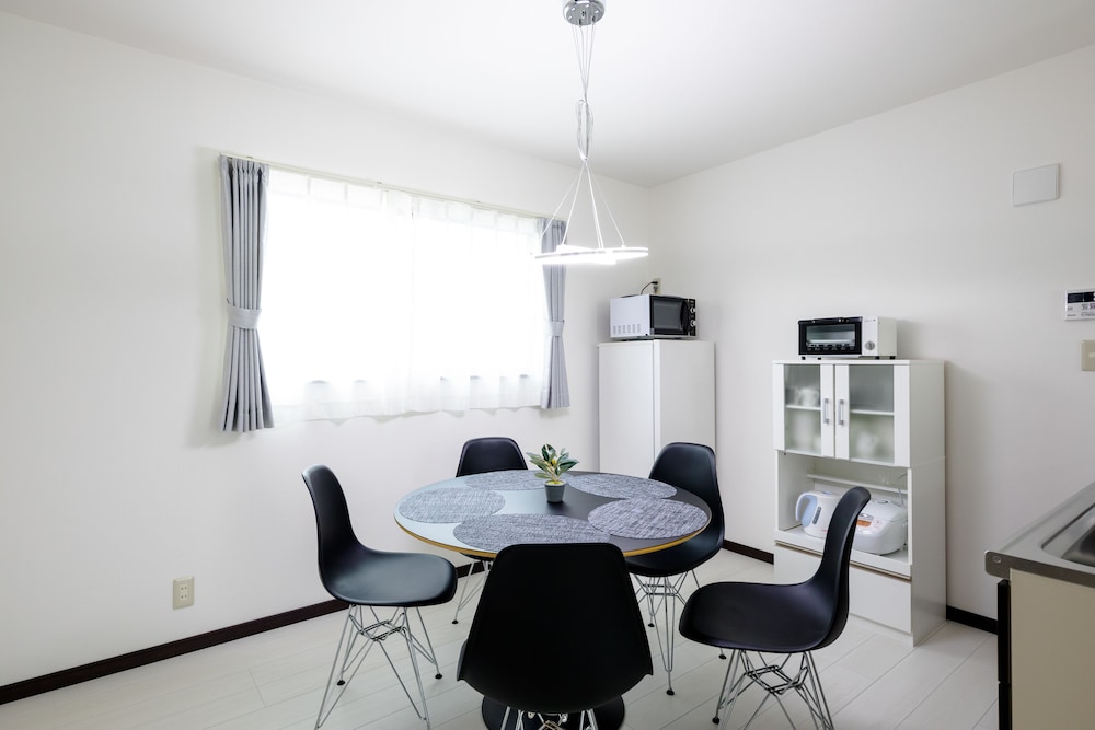 ヴィラ 3 ベッドルーム 客室内のダイニングエリア8 | エラーブル Mt.Fuji "風"