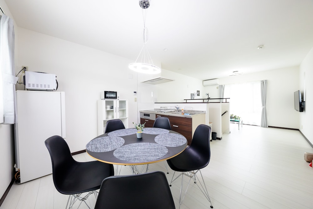 ヴィラ 3 ベッドルーム 客室内のダイニングエリア11 | エラーブル Mt.Fuji "風"