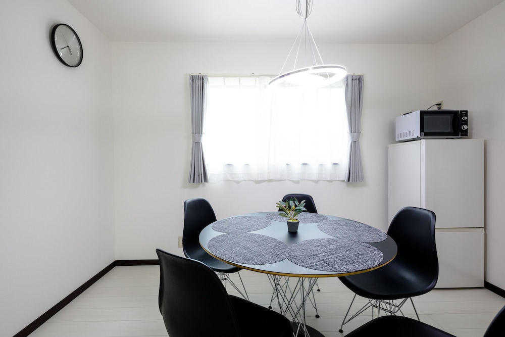 ヴィラ 3 ベッドルーム 客室内のダイニングエリア10 | エラーブル Mt.Fuji "風"