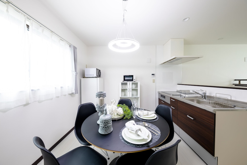 ヴィラ 3 ベッドルーム 客室内のダイニングエリア7 | エラーブル Mt.Fuji "風"