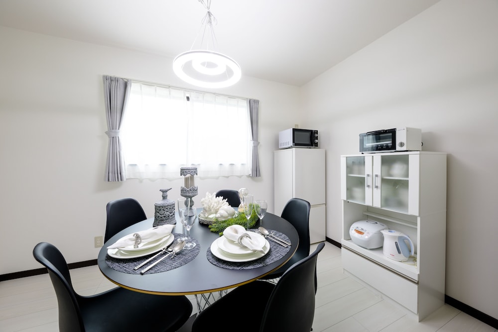 ヴィラ 3 ベッドルーム 客室内のダイニングエリア6 | エラーブル Mt.Fuji "風"