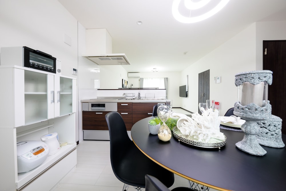 ヴィラ 3 ベッドルーム 客室内のダイニングエリア4 | エラーブル Mt.Fuji "風"