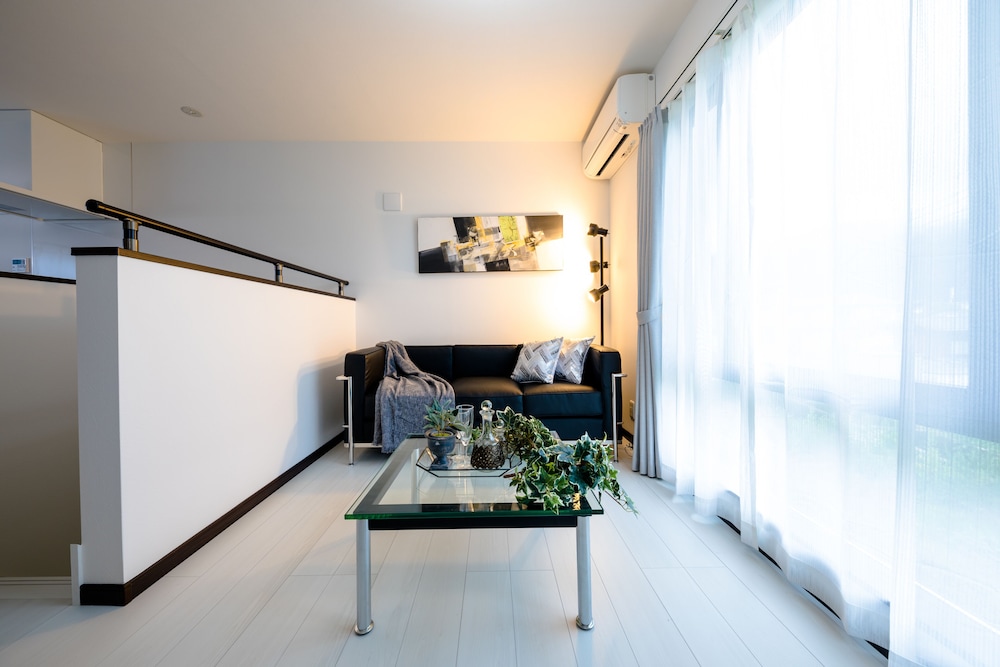 ヴィラ 3 ベッドルーム リビング エリア1 | エラーブル Mt.Fuji "風"