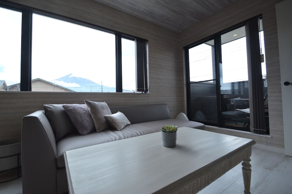 アパートメント 3 ベッドルーム リビングルーム1 | enico.Mt.Fuji peace