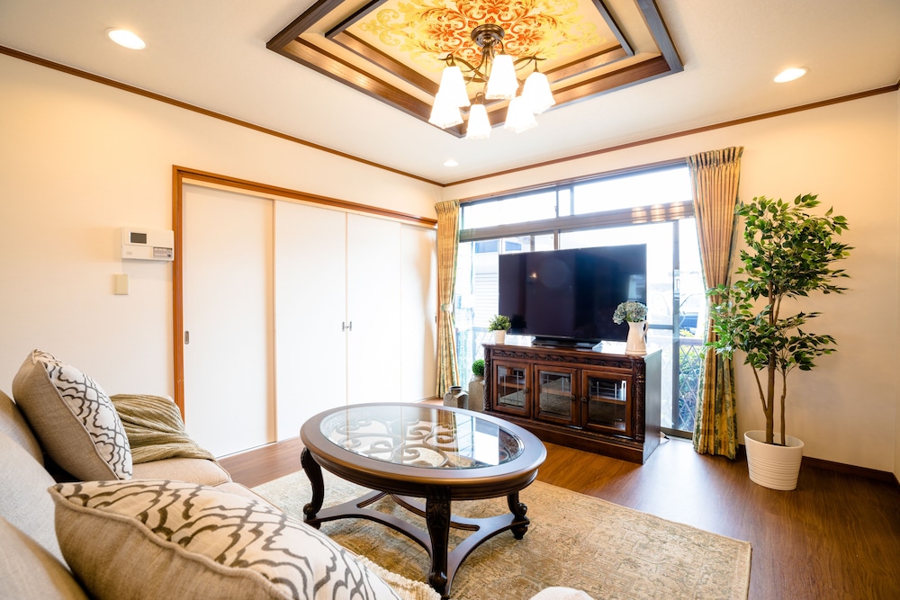 ヴィラ 6 ベッドルーム リビング エリア1 | アイディステイ河口湖