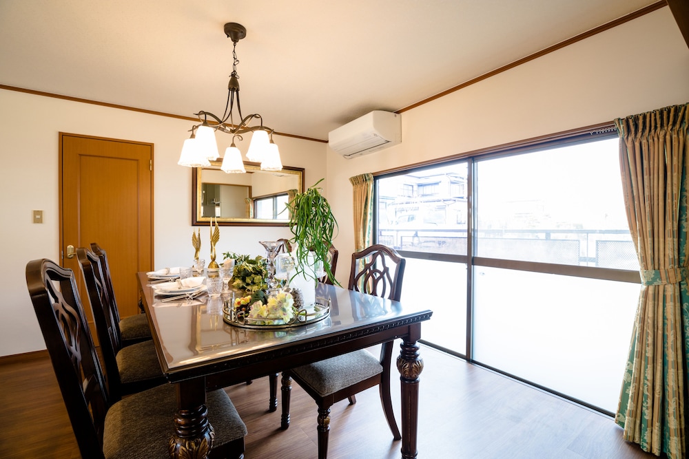 ヴィラ 6 ベッドルーム 客室内のダイニングエリア12 | アイディステイ河口湖