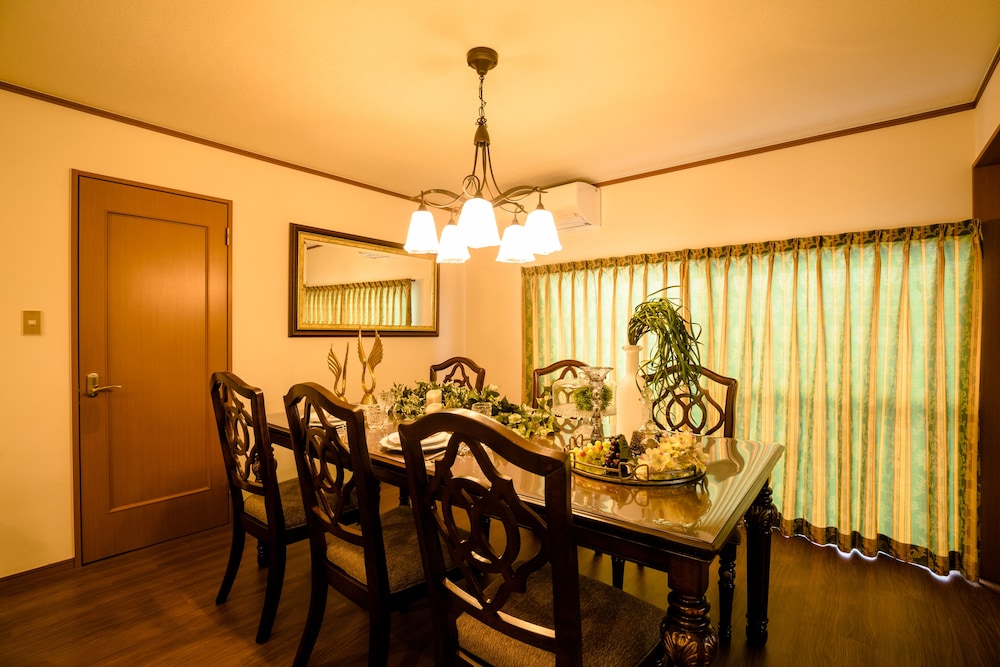 ヴィラ 6 ベッドルーム 客室内のダイニングエリア4 | アイディステイ河口湖