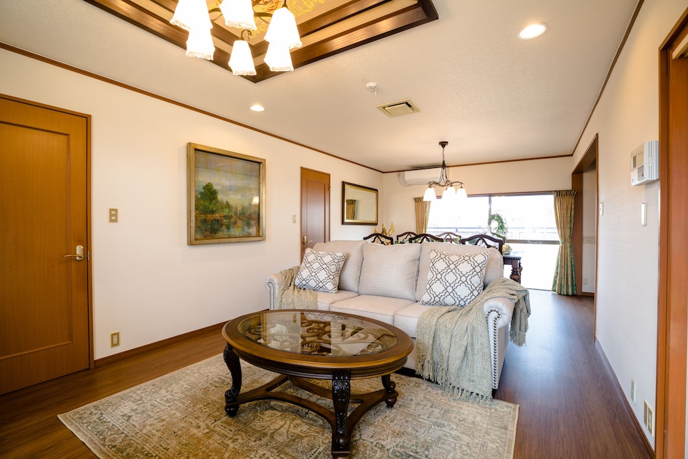 ヴィラ 6 ベッドルーム リビング エリア0 | アイディステイ河口湖