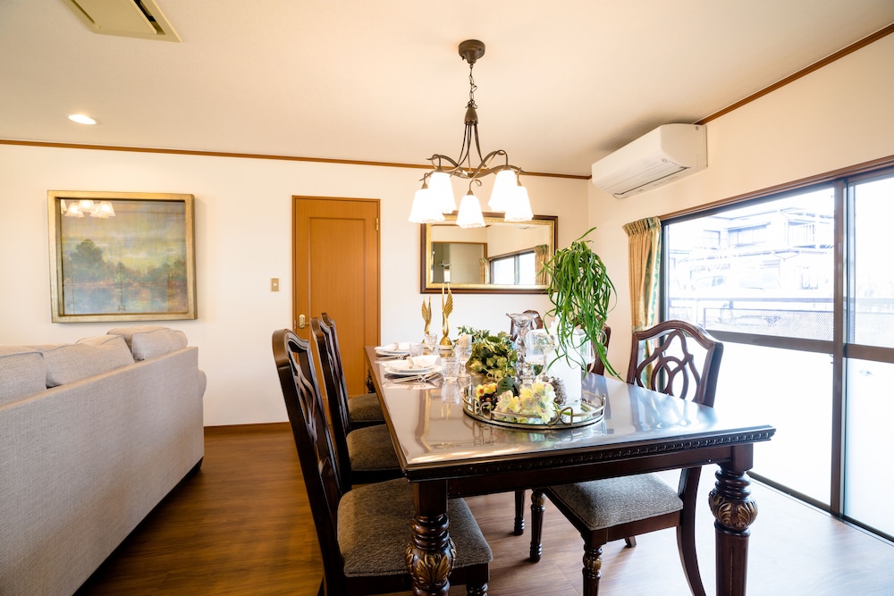 ヴィラ 6 ベッドルーム 客室内のダイニングエリア13 | アイディステイ河口湖