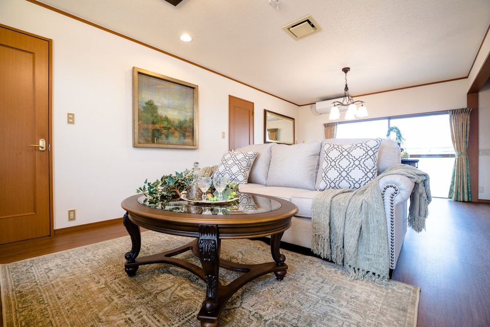 ヴィラ 6 ベッドルーム リビング エリア4 | アイディステイ河口湖