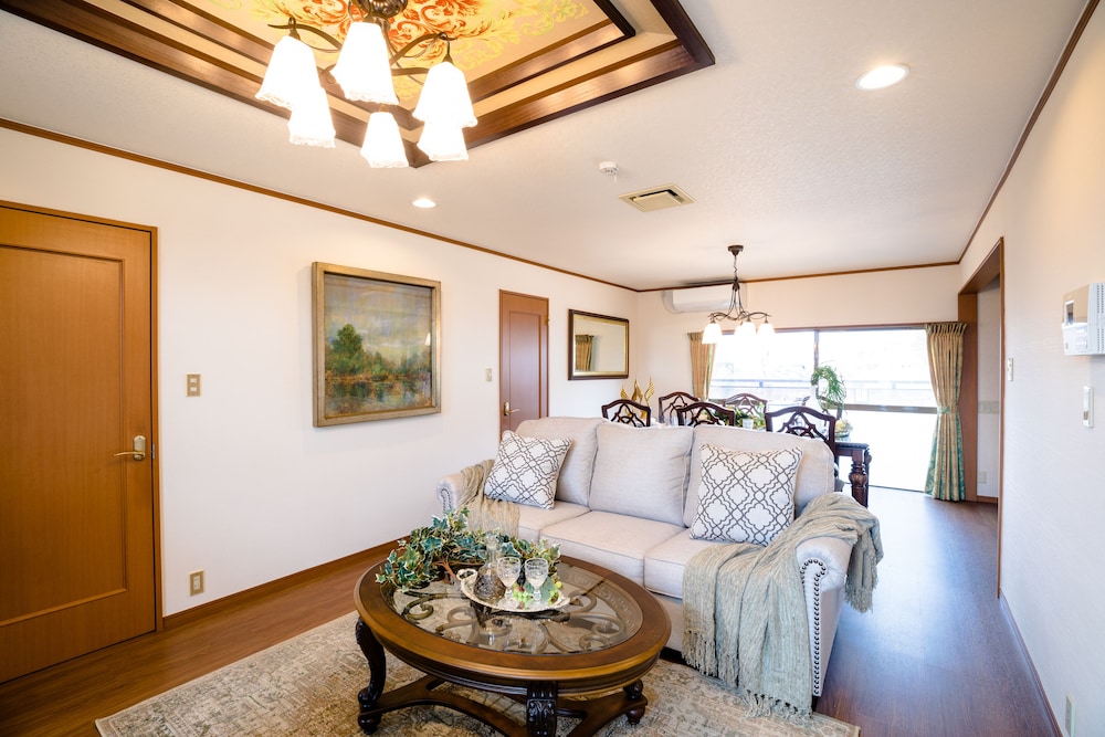 ヴィラ 6 ベッドルーム リビング エリア2 | アイディステイ河口湖