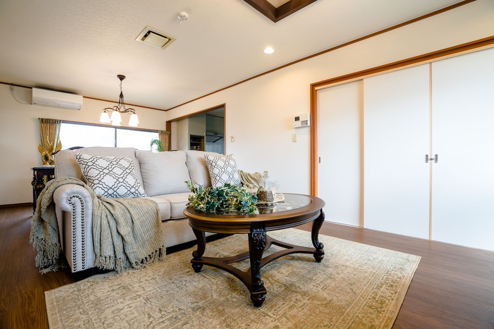 ヴィラ 6 ベッドルーム リビング エリア5 | アイディステイ河口湖