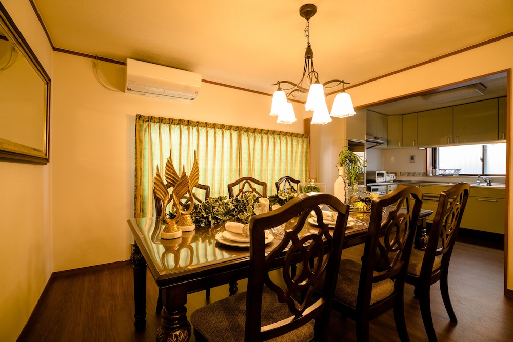 ヴィラ 6 ベッドルーム 客室内のダイニングエリア1 | アイディステイ河口湖
