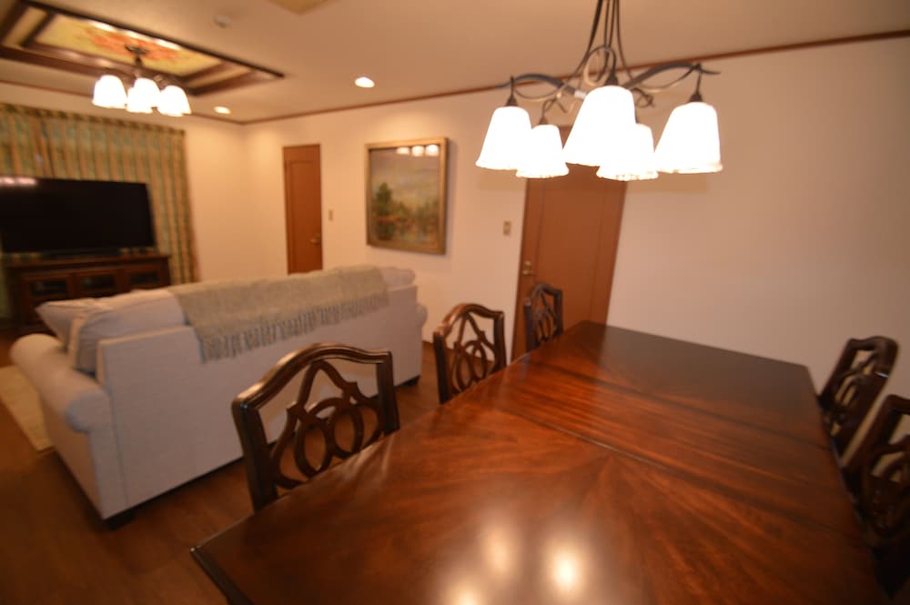 ヴィラ 6 ベッドルーム 客室内のダイニングエリア14 | アイディステイ河口湖