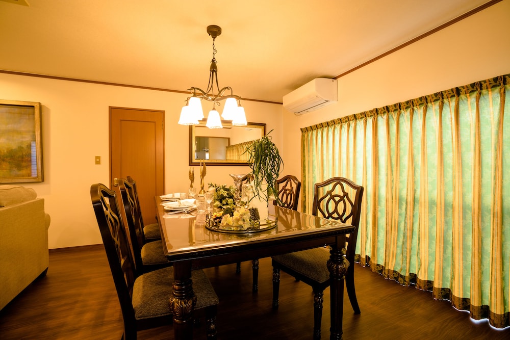 ヴィラ 6 ベッドルーム 客室内のダイニングエリア2 | アイディステイ河口湖