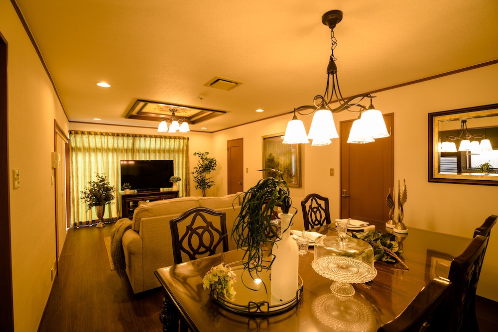 ヴィラ 6 ベッドルーム 客室内のダイニングエリア15 | アイディステイ河口湖