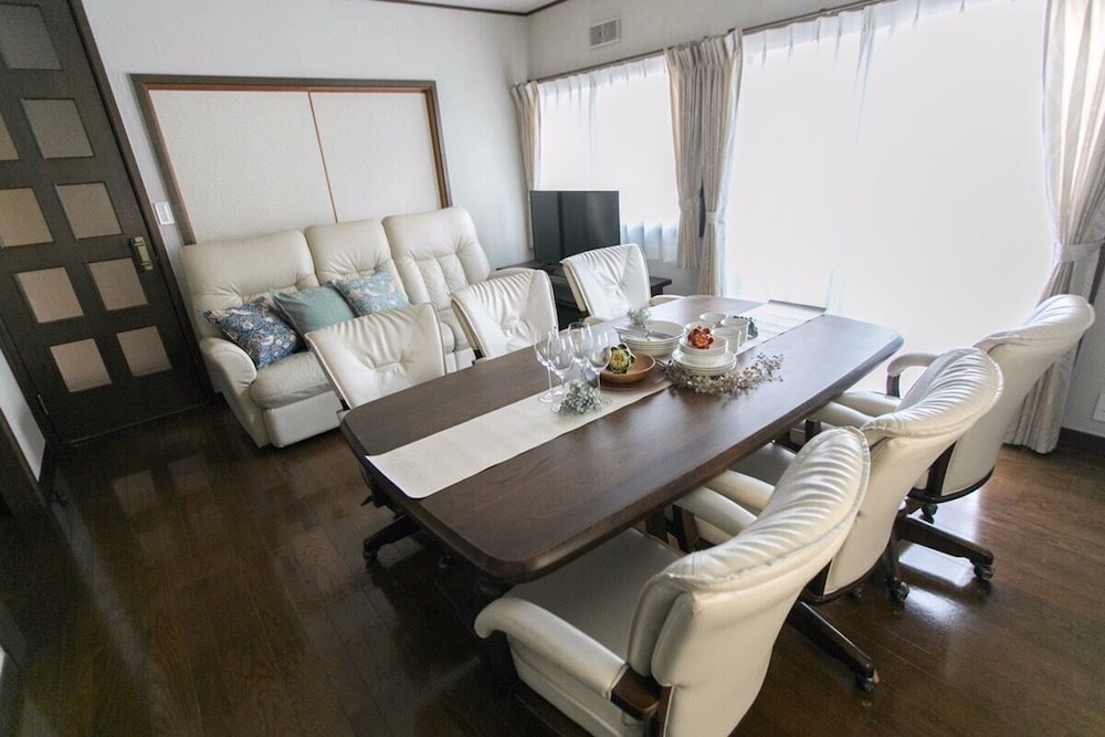 ヴィラ 3 ベッドルーム 客室内のダイニングエリア2 | Villa Yawaragi