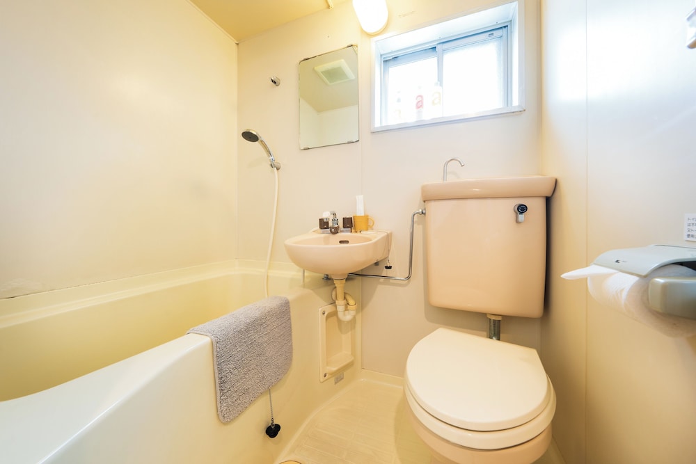 ベーシック 4 人部屋 バスルーム0 | Plusone Nishikoen