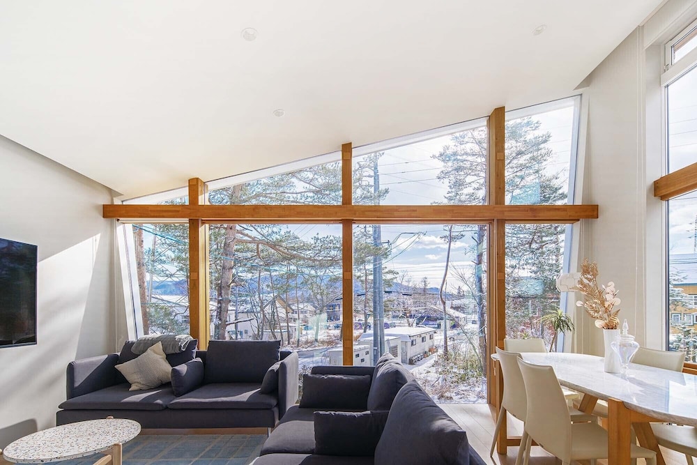 ラグジュアリー ハウス 2 ベッドルーム マウンテンビュー リビング エリア1 | Alpinarc Chalet HAKUBA