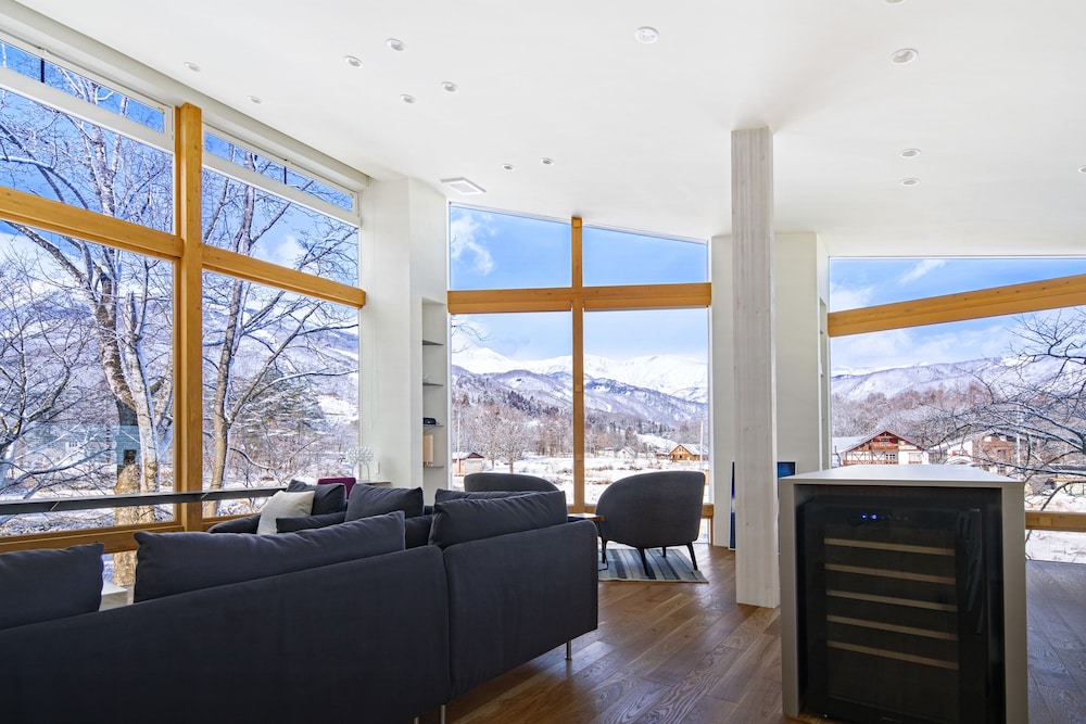 ラグジュアリー ハウス 4 ベッドルーム マウンテンビュー リビングルーム1 | Alpinarc Chalet HAKUBA