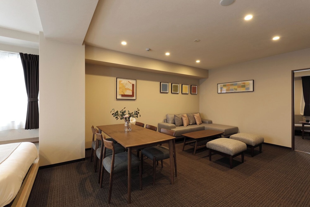 プレジデンシャル スイート 1 ベッドルーム 禁煙 スパ浴槽 リビング エリア2 | ランドーレジデンシャルホテル京都スイーツ