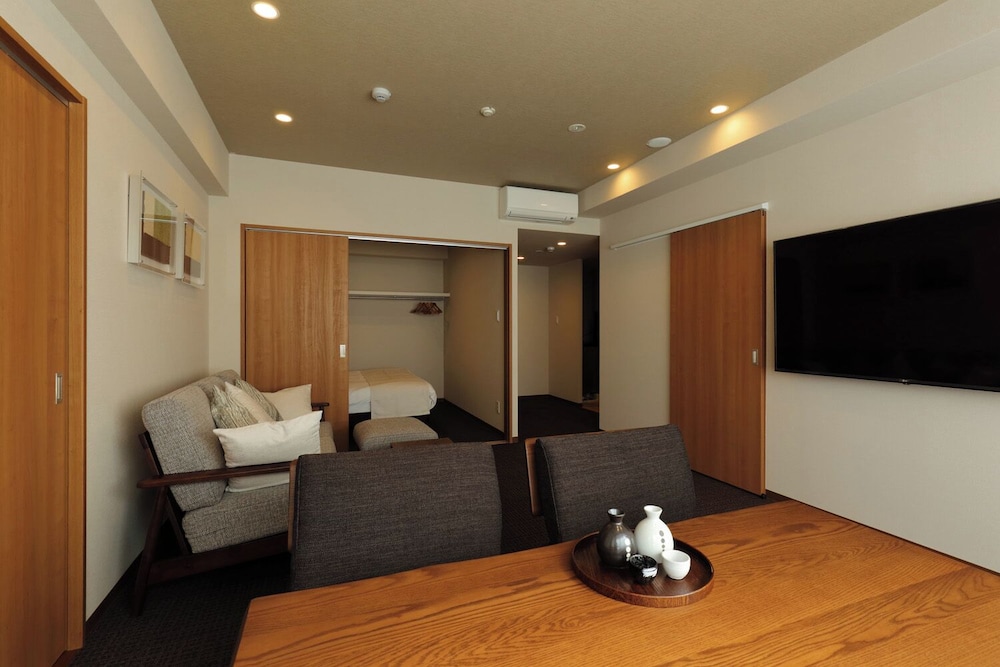 グランド スイート 2 ベッドルーム 禁煙 スパ浴槽 リビング エリア1 | ランドーレジデンシャルホテル京都スイーツ