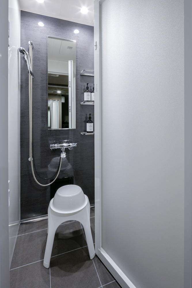 プレジデンシャル ペントハウス 2 ベッドルーム 禁煙 テラス バスルームのシャワー0 | ランドーレジデンシャルホテル京都スイーツ