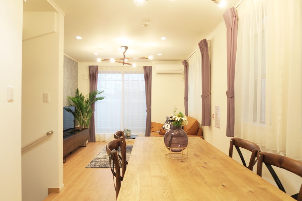 3ベッドルーム アパートメント 客室内のダイニングエリア1 | Etranger Kaname Cho