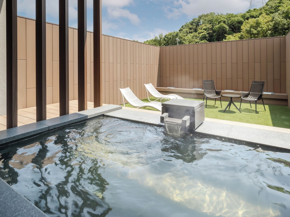 天然温泉露天風呂付 プレミアムルーム 禁煙 専用スパ浴槽0 | 亀の井ホテル 淡路島