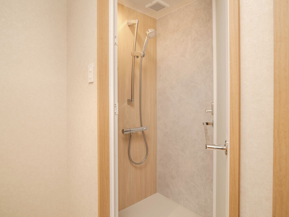 デラックスルーム (シャワーブース付) 禁煙 バスルームのシャワー0 | 亀の井ホテル 淡路島