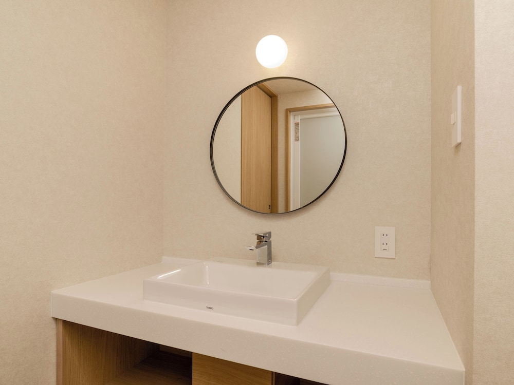 デラックスルーム (シャワーブース付) 禁煙 バスルーム1 | 亀の井ホテル 淡路島