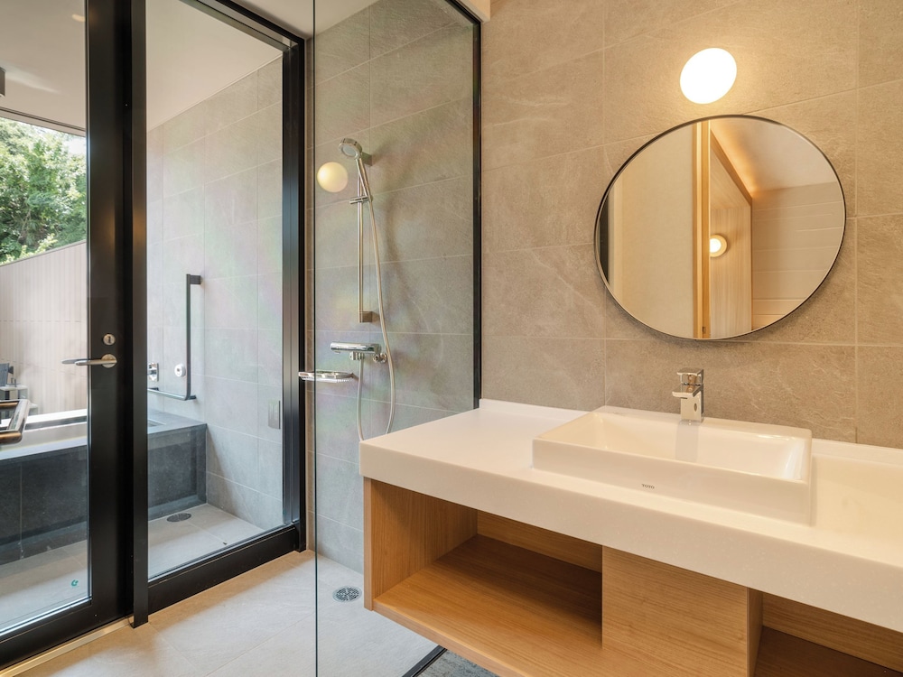 天然温泉露天風呂付 プレミアムルーム 禁煙 客室1 | 亀の井ホテル 淡路島