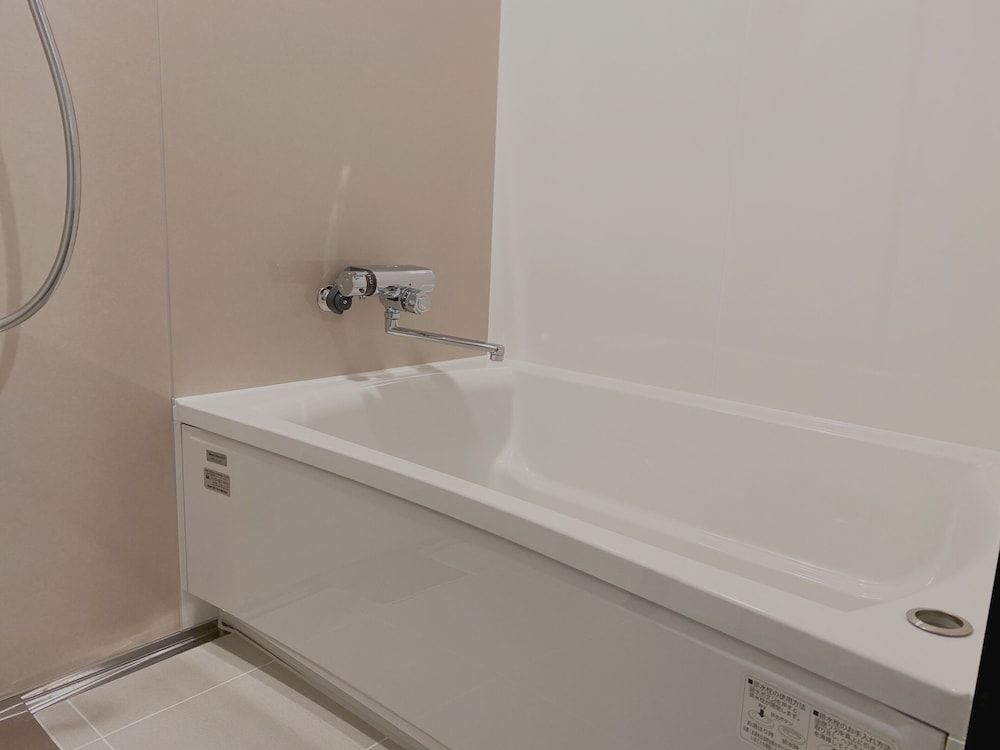 5人ルーム <バスタブ付> バスルーム0 | ザ・ツーリストホテル & カフェ秋葉原