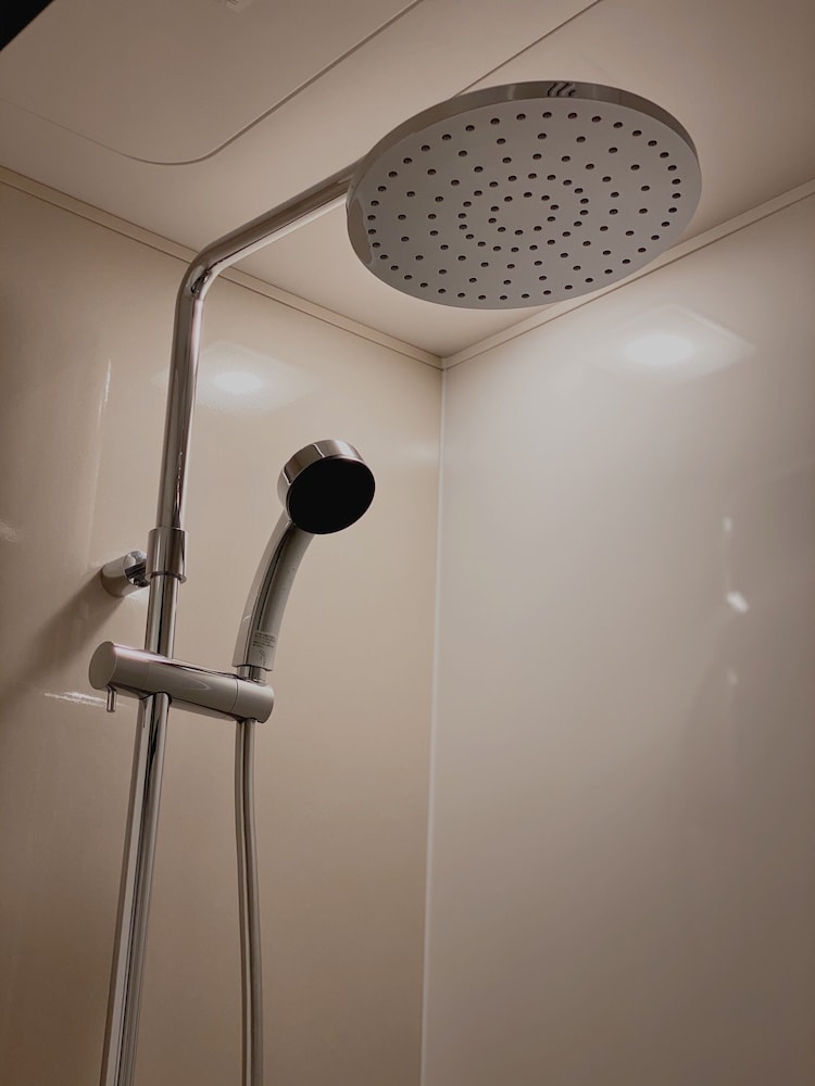 ツインルーム <シャワー付> バスルーム0 | ザ・ツーリストホテル & カフェ秋葉原