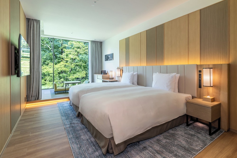 プレミアム ルーム ベッド (複数台) バルコニー (Private Hot Spring) | ANAホリデイインリゾート信濃大町くろよん by IHG
